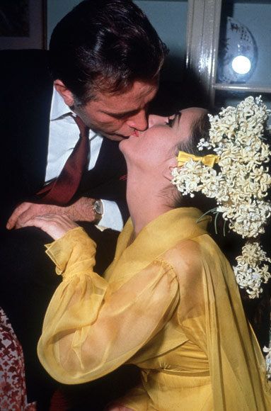 एलिजाबेथ Taylor and Richard Burton wedding kiss