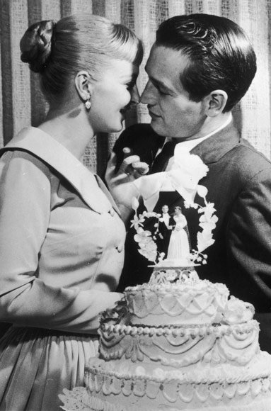 पॉल Newman and Joanne Woodward wedding kiss