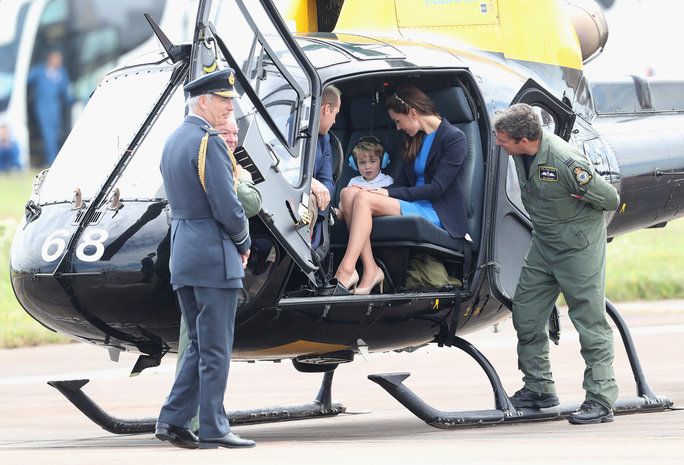 เจ้าชาย George Takes a Seat in a Helicopter