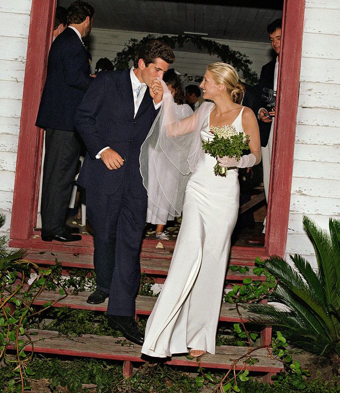 जॉन F. Kennedy Jr and Carolyn Bessette-Kennedy wedding kiss