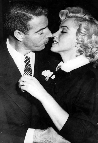 मर्लिन Monroe and Joe DiMaggio wedding kiss