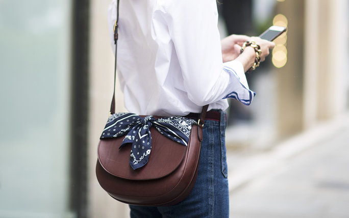 बान्दाना + saddle bag = the most stylish way to upate the Americana trend. 