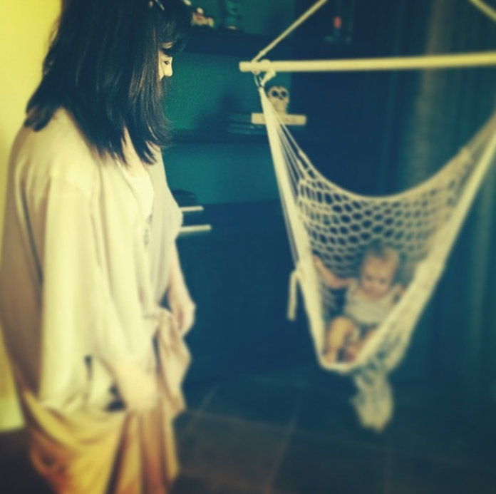ग्रेसी & Selena hanging out in a hammock 