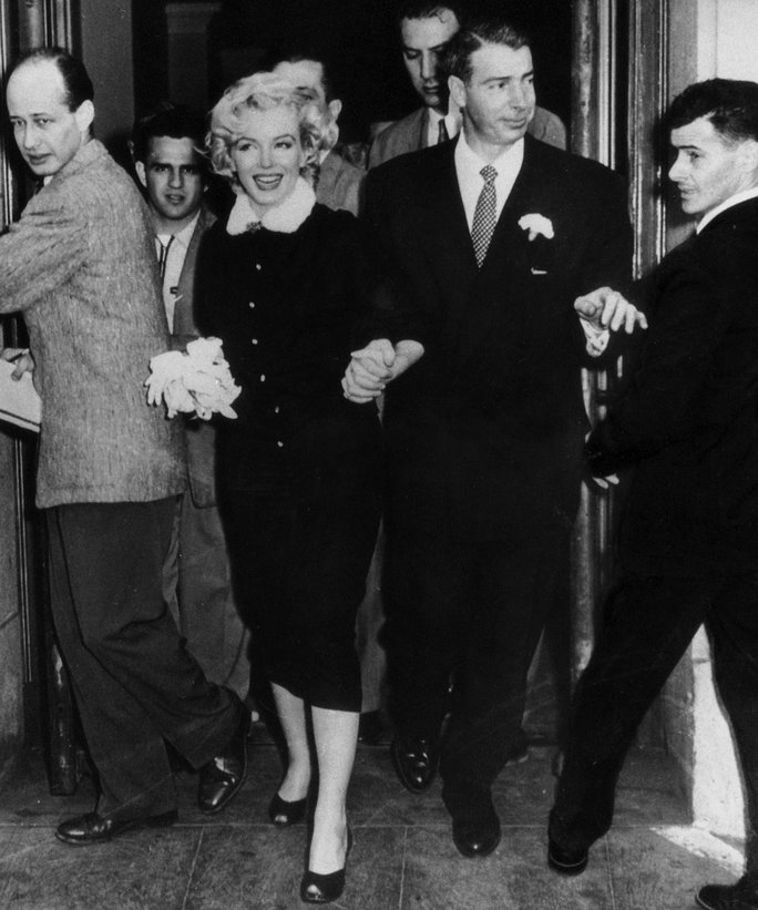  Marilyn Monroe and Joe DiMaggio 