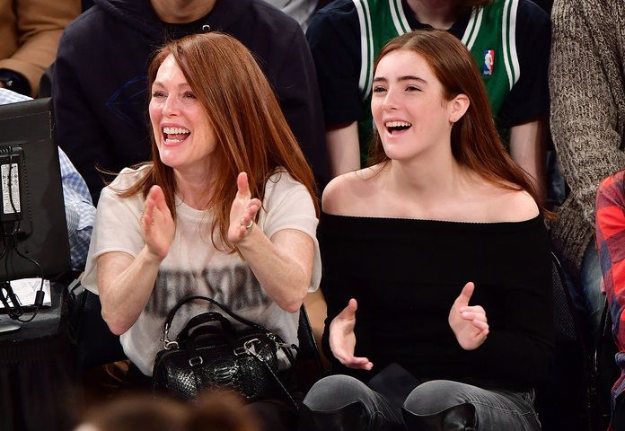 เมื่อ they twinned at a basketball game. 