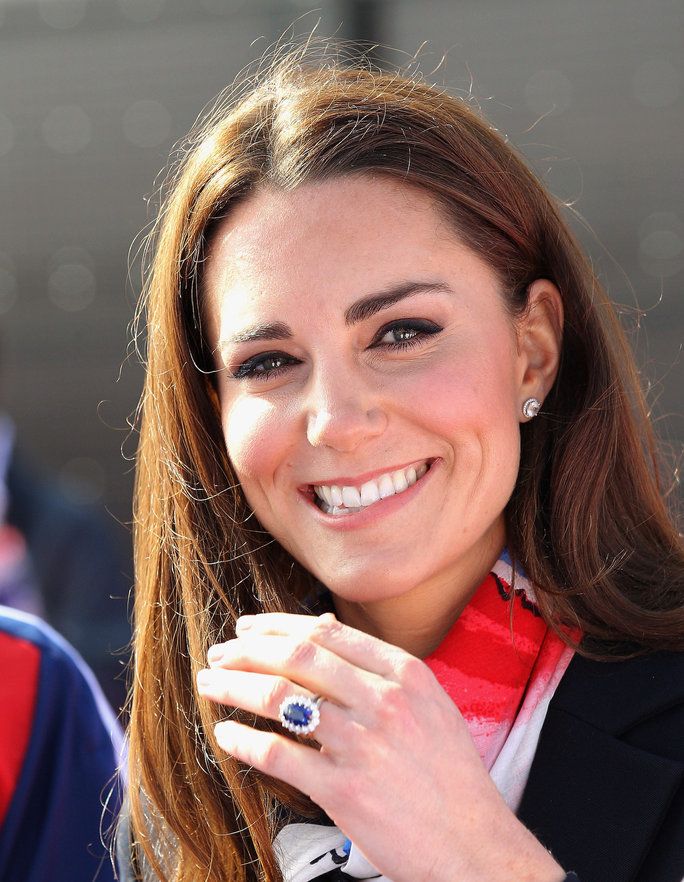 แคเธอรีน Duchess of Cambridge smiles as she wears the Team GB Official Supporter's Scarf for London 2012.