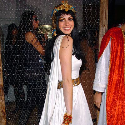 แอนน์ Hathaway as Cleopatra - Our Favorite Stars in Halloween Costumes