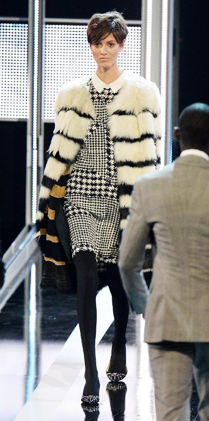 फैशन Rocks - Christian Louboutin shoes; DKNY coat; DKNY dress