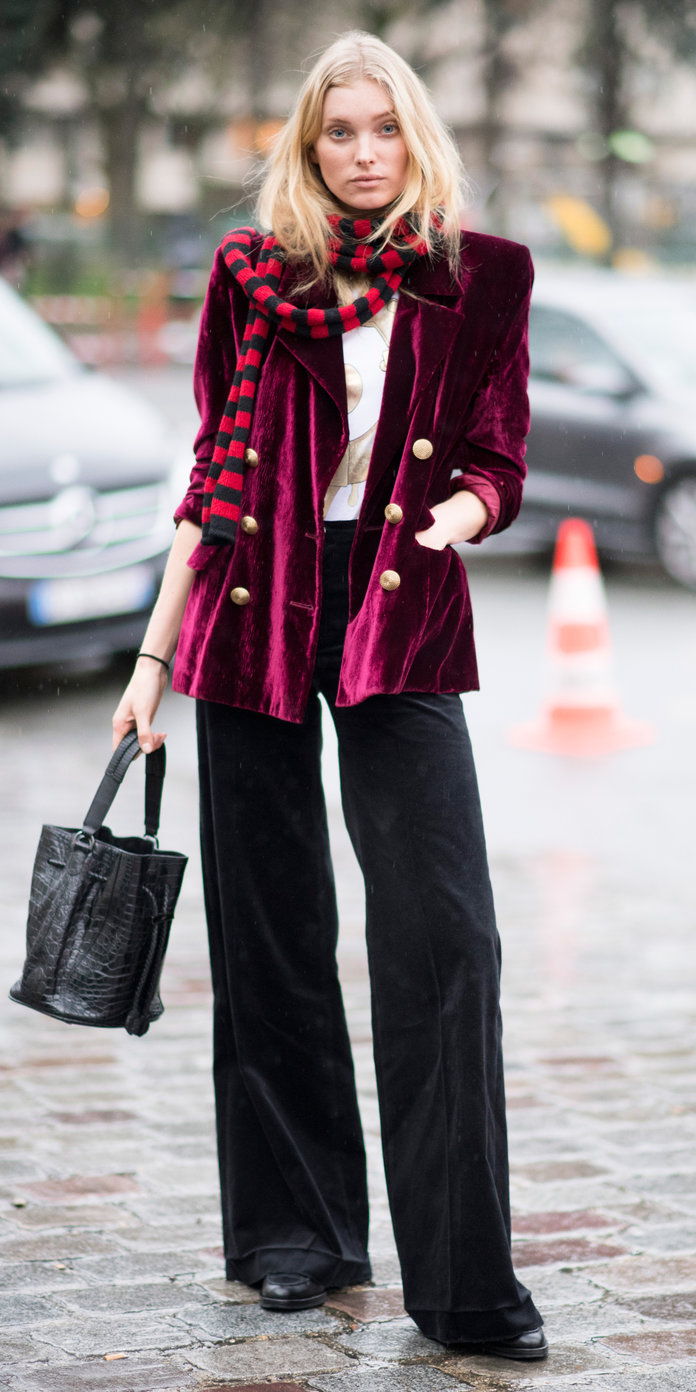 एल्सा Hosk in a burgundy velvet coat 
