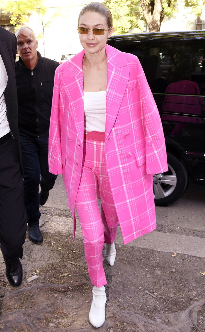 จีจี้ Hadid Hot Pink Outfit - Embed