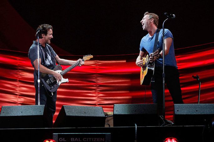 नया YORK, NY - SEPTEMBER 24: Eddie Vedder and Chris Martin perform during the 2016 Global Citizen Festival at Central Park on September 24, 2016 in New York City. (Photo by Taylor Hill/FilmMagic)