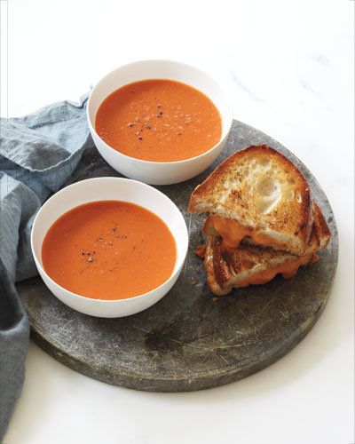 दो बार-एज-अच्छा Grilled Cheese and Tomato-Apple Soup