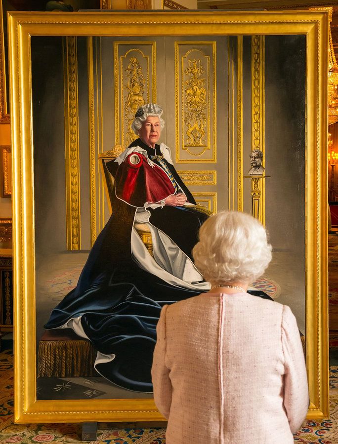 रानी Elizabeth II viewing portrait - October 14, 2016