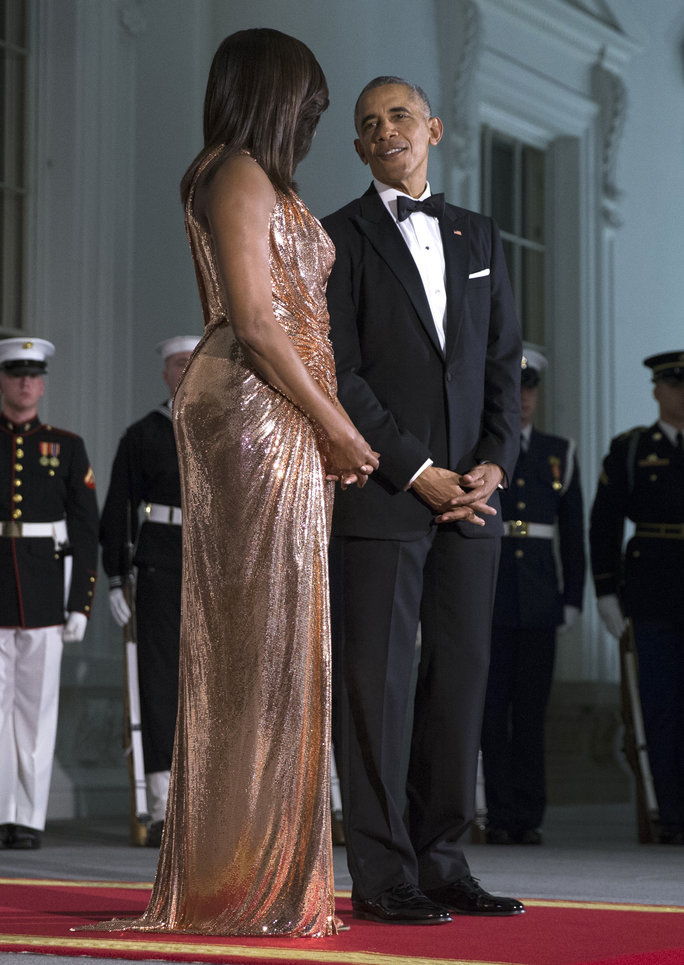 अमेरिका President Barack Obama (R) and First Lady Michelle Obama (L) wait to greet Italian Prime Minister Matteo Renzi and Italian First Lady Agnese Landini prior to the state dinner at the White House in Washington DC, USA, 18 October 2016. President Obama an