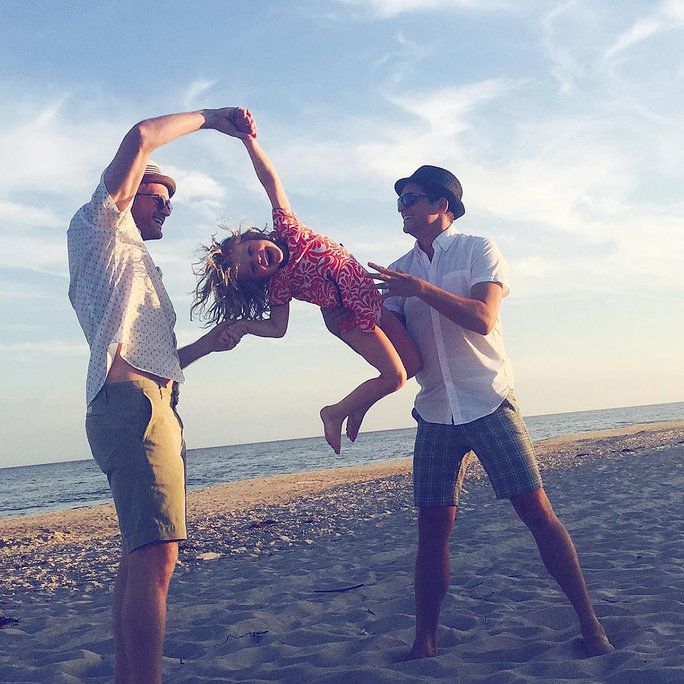 ฮาร์เปอร์ Enjoys the Beach with Her Dads 