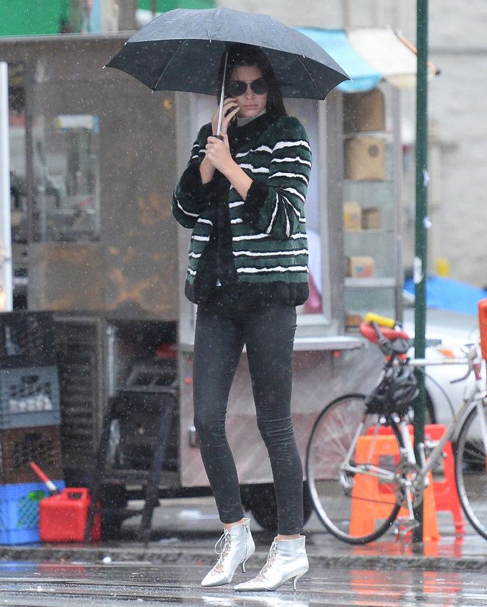 EXCLUSIVE: Kendall Jenner walks the smile Restaurant in soho in the rain in silver shone in nyc