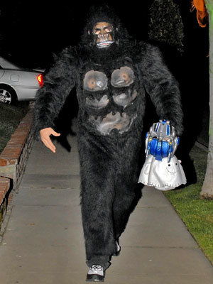 जेक Gyllenhaal as a gorilla - Our Favorite Stars in Halloween Costumes