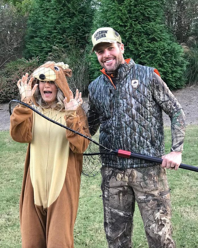 แค Underwood and Mike Fisher as a deer and hunter