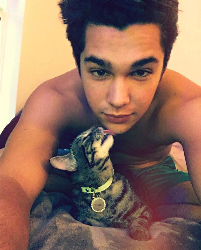 เขาเป็น mastered the art of taking a selfie with a cat. 