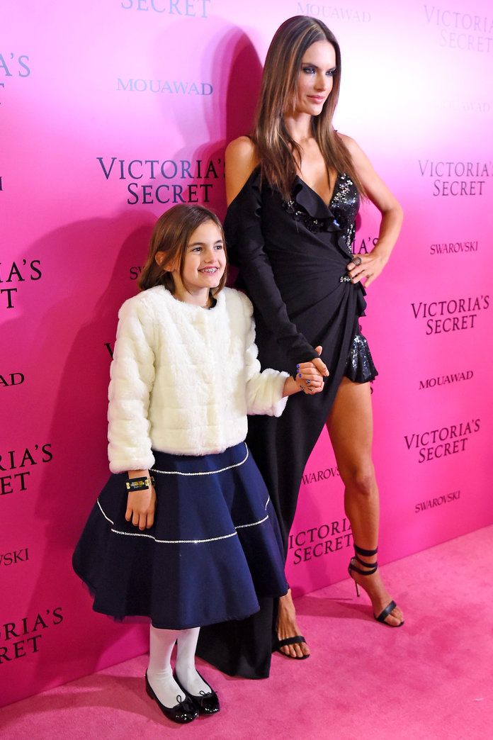 एलेसेंड्रा Ambrosio and her 9-year-old daughter Anja Louise 