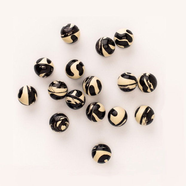 मैगी Louise Black and White Chocolate Marbles