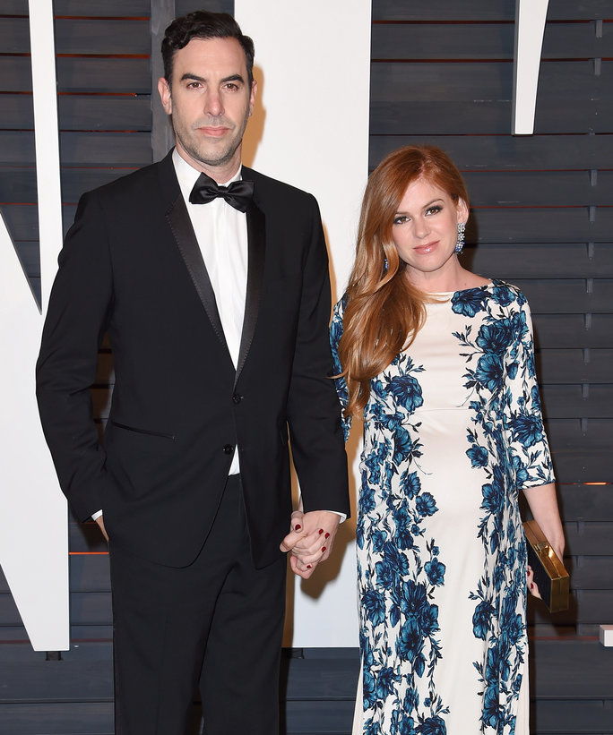अभिनेता Sacha Baron Cohen (L) and Isla Fisher arrive at the 2015 Vanity Fair Oscar Party Hosted By Graydon Carter at Wallis Annenberg Center for the Performing Arts on February 22, 2015 in Beverly Hills, California.