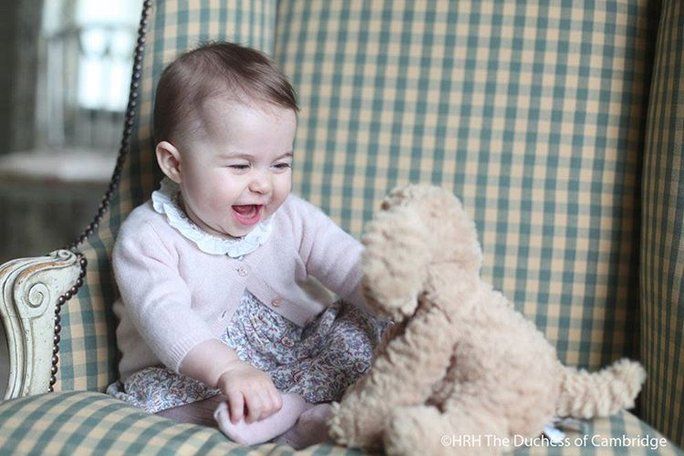 เจ้าหญิง Charlotte Plays With a Stuffed Dog 