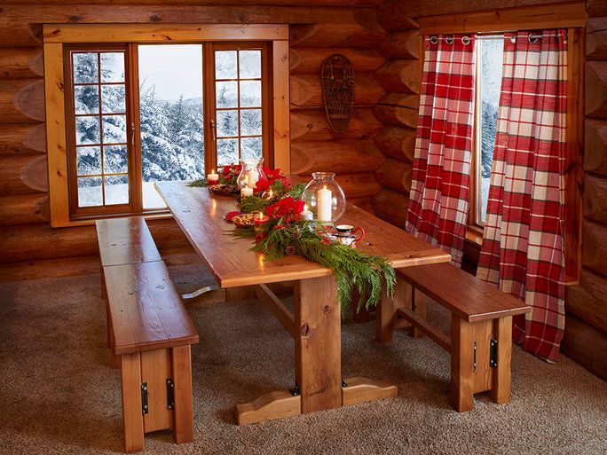कल्पना कीजिए sharing Christmas dinner at this table. 
