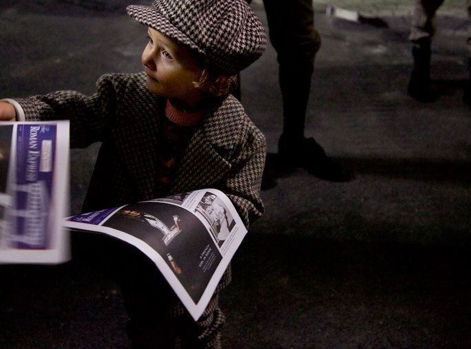 टिनी Newsies Handed Out Newspapers Before the Show