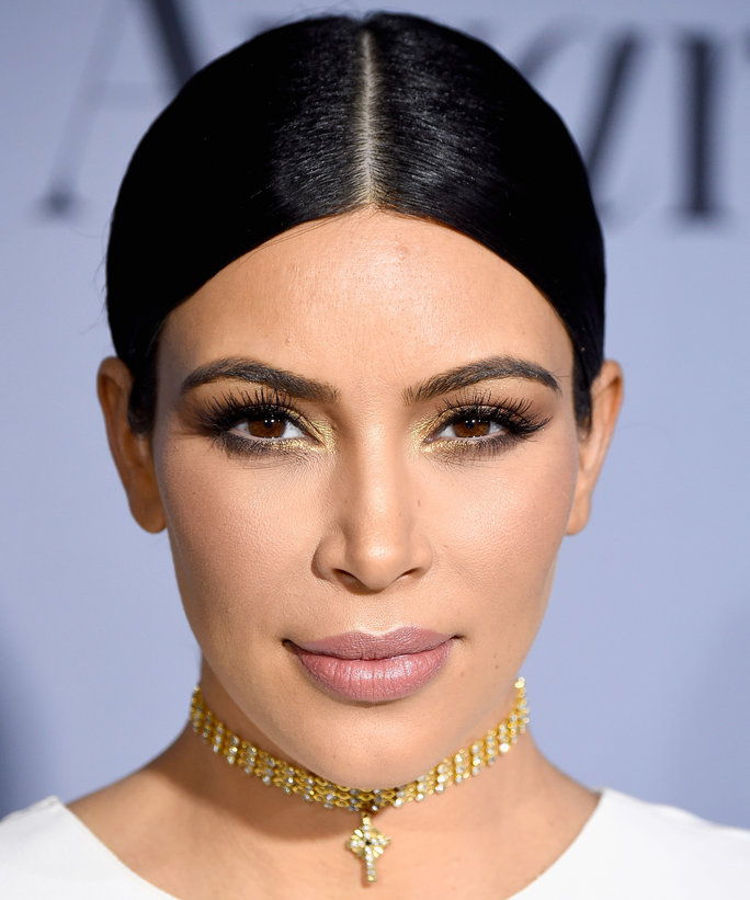 किम Kardashian's Gold Eyes and Barely There Lip 