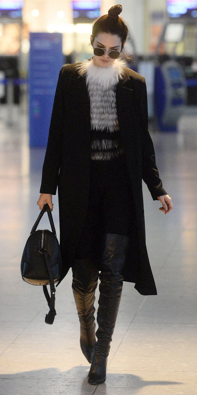केंडल Jenner is seen arriving at London Heathrow Airport. (London, England, UK) 