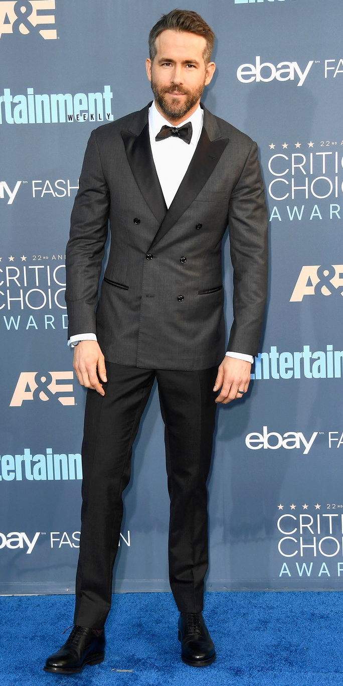 अभिनेता Ryan Reynolds attends The 22nd Annual Critics' Choice Awards at Barker Hangar on December 11, 2016 in Santa Monica, California. 