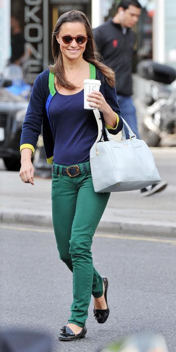 पिप्पा Best Outfits - Met jeans, tassel loafer flats, a navy tee, a two-tone sweater, and her Tory Burch bag