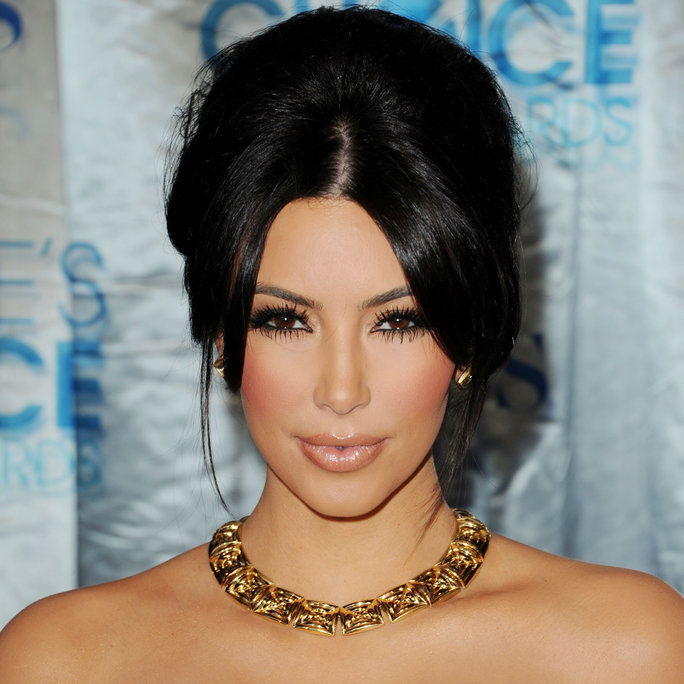 किम Kardashian arrives at the 2011 People's Choice Awards