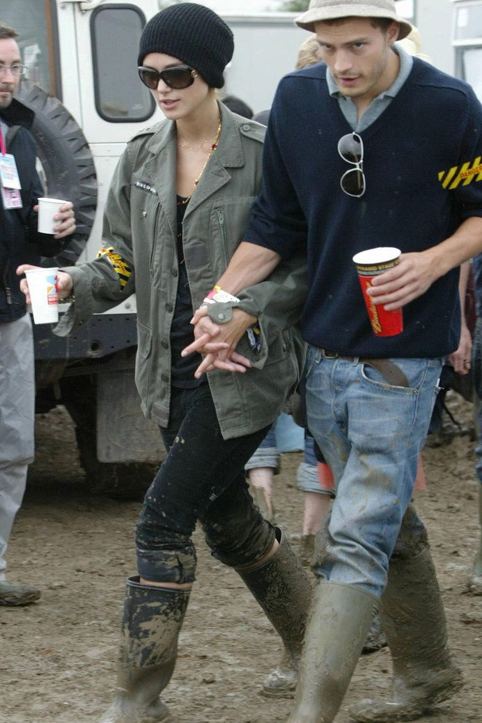 अनिवार्य Credit: Photo by Anna Barclay/REX/Shutterstock (527592e) Keira Knightley and Jamie Dornan GLASTONBURY FESTIVAL, BRITAIN - JUN 2005 