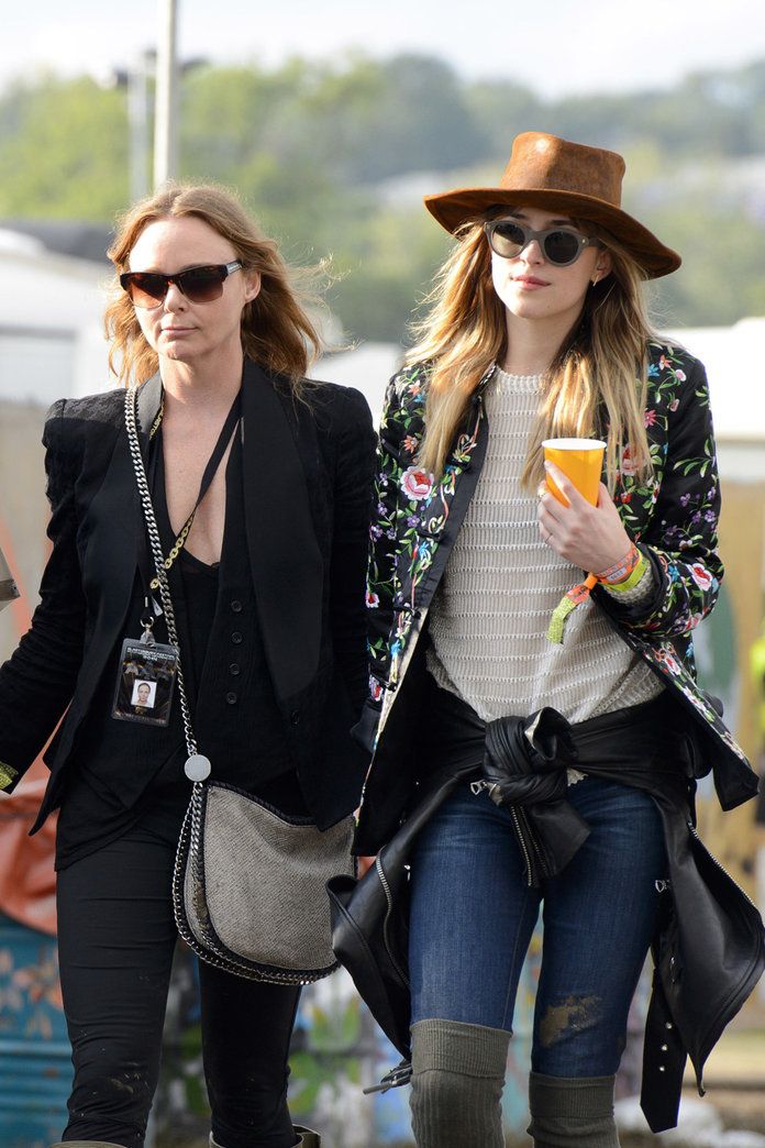 स्टेला McCartney And Dakota Johnson At Glastonbury 2014