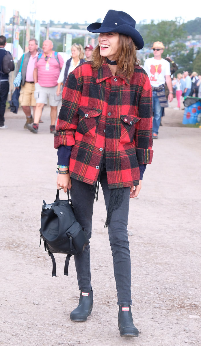 एलेक्सा Chung lassoes a western look together for Glastonbury with Hunter Originals backpack and boots. 