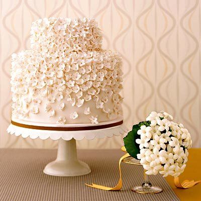 लाल and white wedding cake