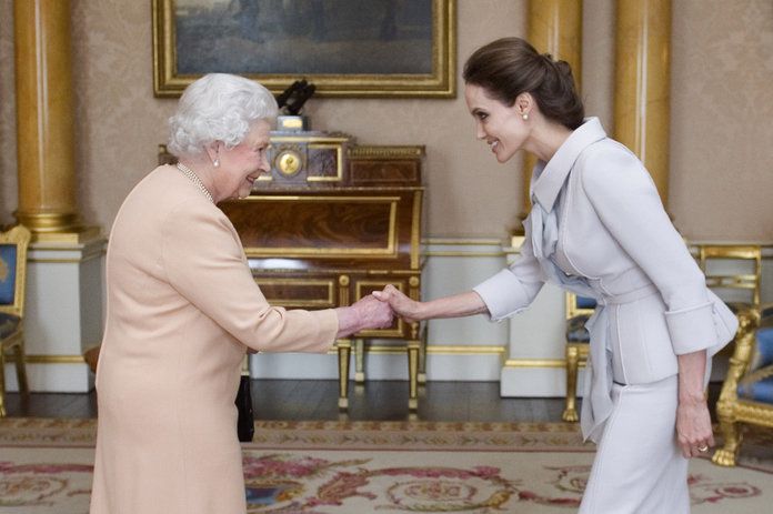 แองเจลิ Jolie and Queen Elizabeth embed