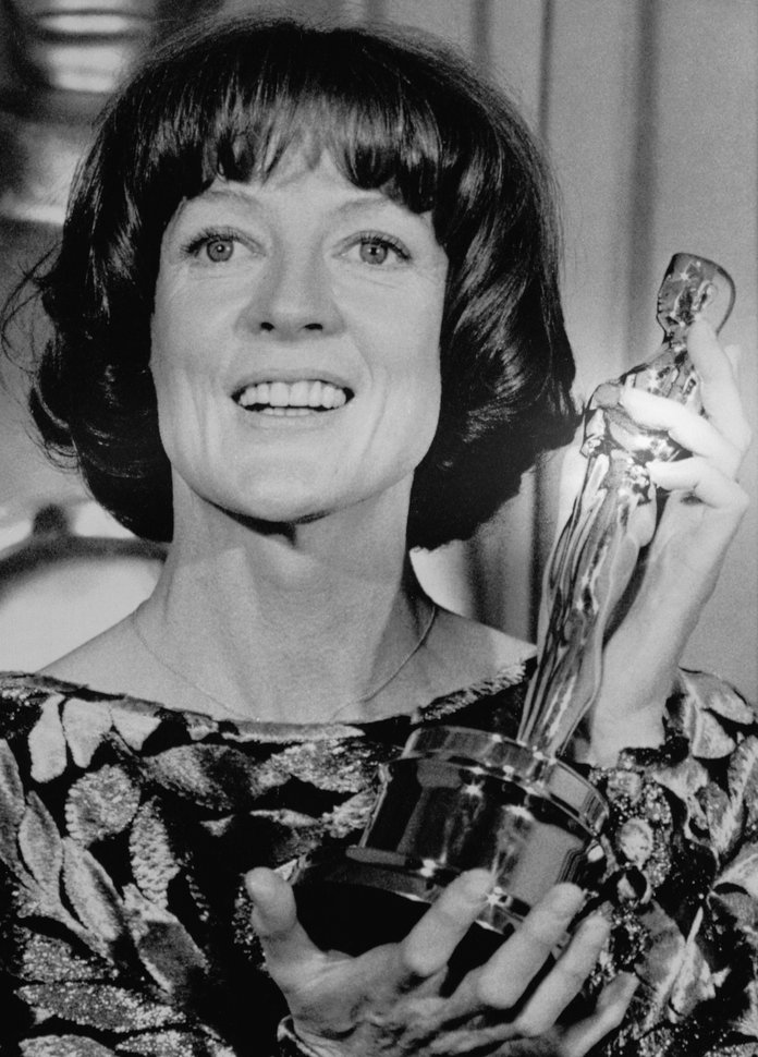 मैगी Smith Holds Oscar Award