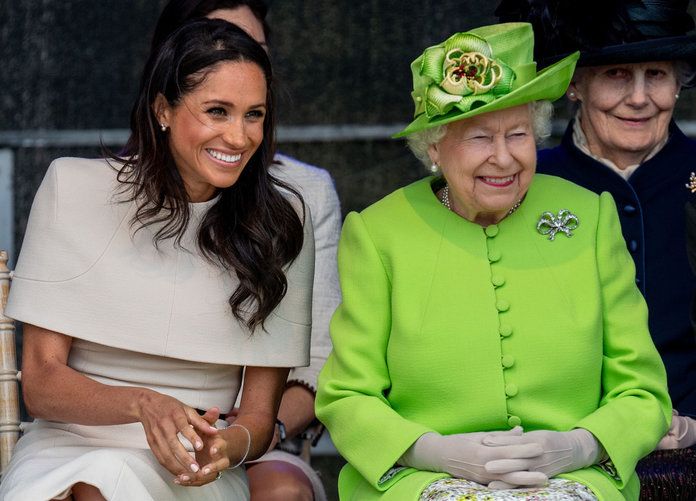 रानी Elizabeth and Meghan Markle giggling lead