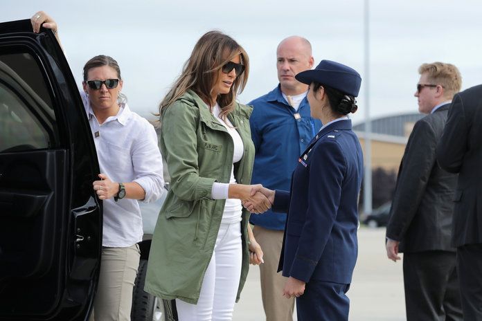 प्रथम Lady Melania Trump Visits Immigrant Detention Center On U.S. Border