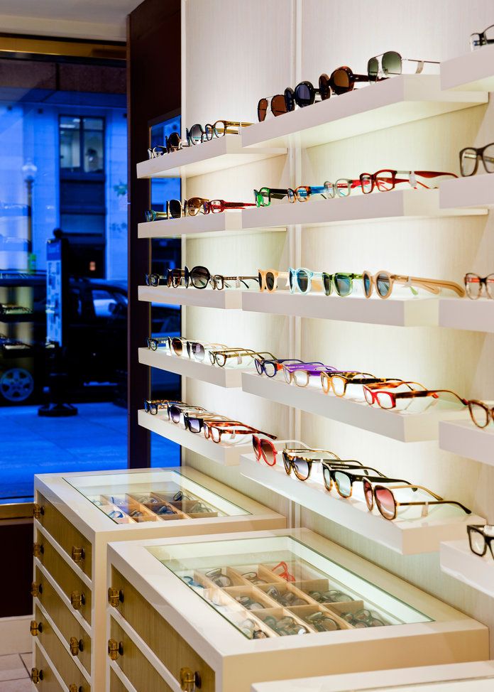 एक बंद eyewear shop 