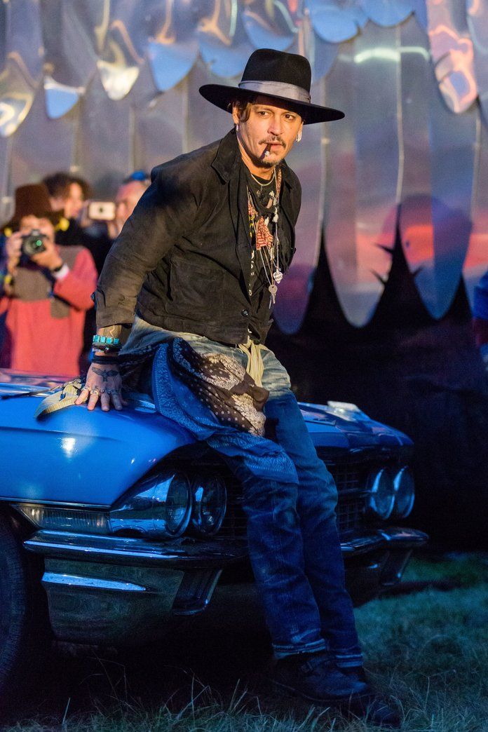 छोकरा Depp doing 'Pirate Glasto', 2017