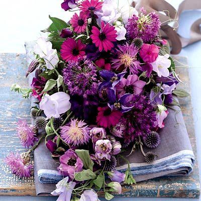 गहरा purple bouquet